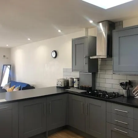 Short Term Lets From £15 Per Person Per Night * Bristol