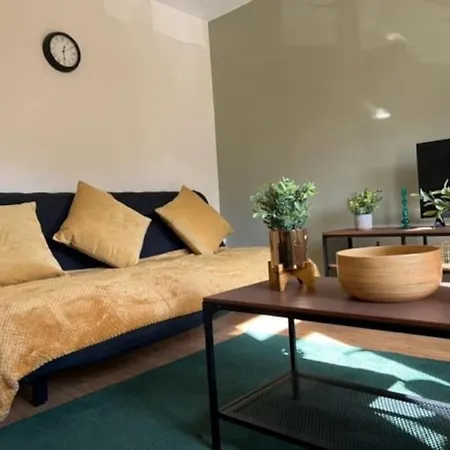 Short Term Lets From £15 Per Person Per Night Apartment *