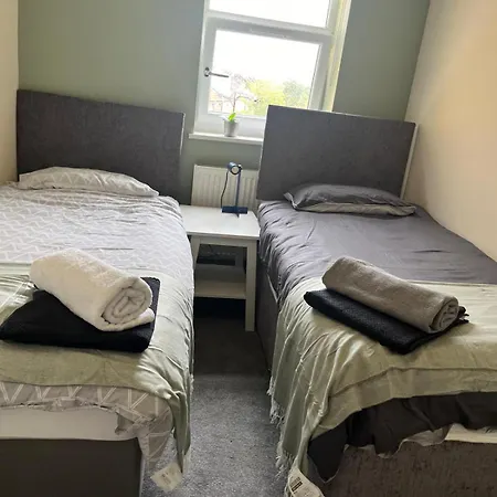 Short Term Lets From £15 Per Person Per Night شقة *