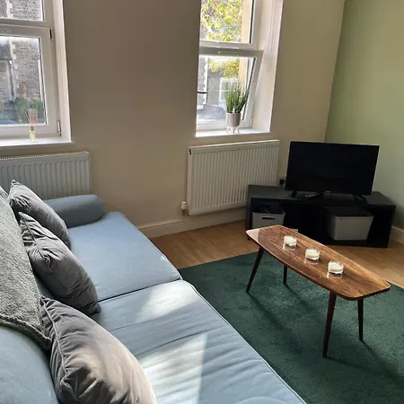 Short Term Lets From £15 Per Person Per Night شقة