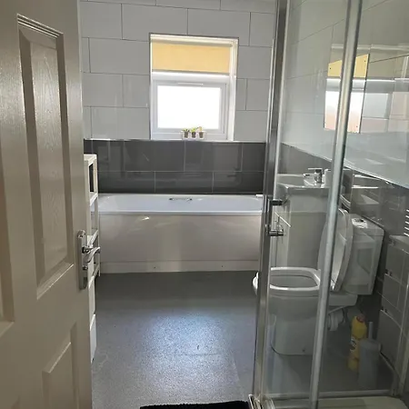 Short Term Lets From £15 Per Person Per Night * Bristol