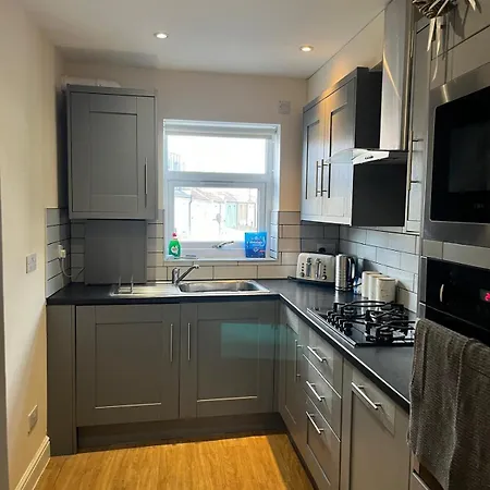 Short Term Lets From £15 Per Person Per Night * Bristol