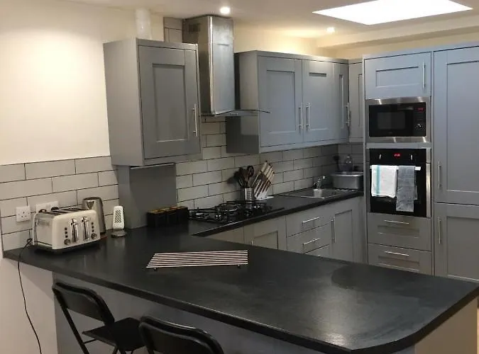 Short Term Lets From £15 Per Person Per Night * Bristol