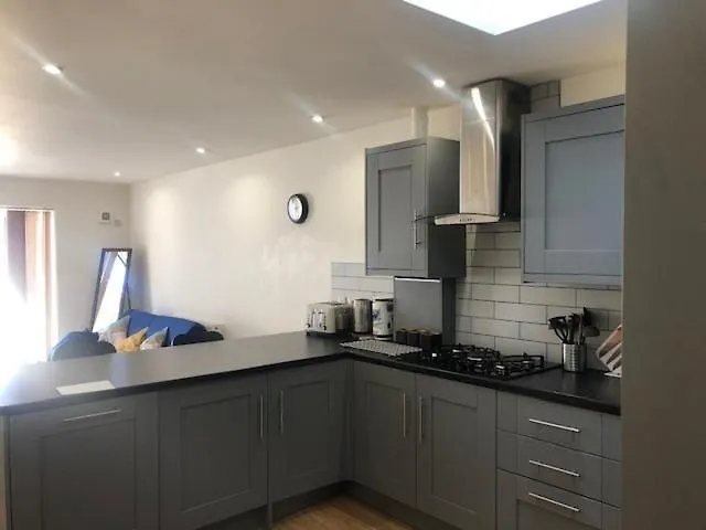 Short Term Lets From £15 Per Person Per Night * Bristol