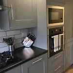 Апартаменти Short Term Lets From £15 Per Person Per Night *