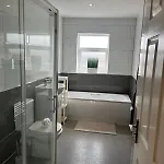 Апартаменти Short Term Lets From £15 Per Person Per Night