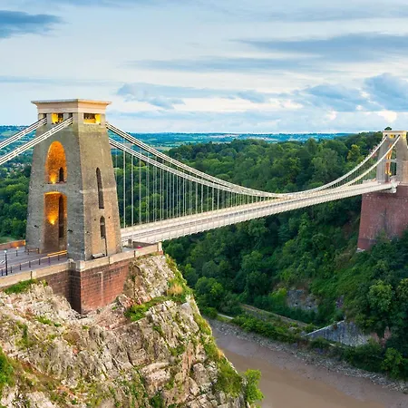 Short Term Lets From £15 Per Person Per Night 布里斯托