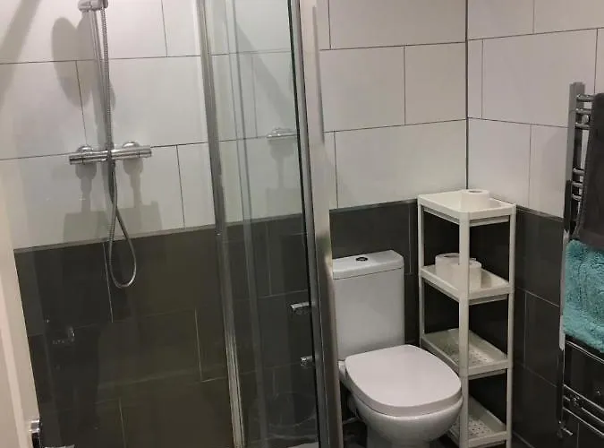 Short Term Lets From £15 Per Person Per Night 布里斯托