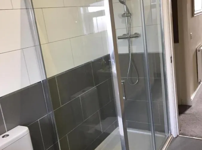 Short Term Lets From £15 Per Person Per Night 布里斯托